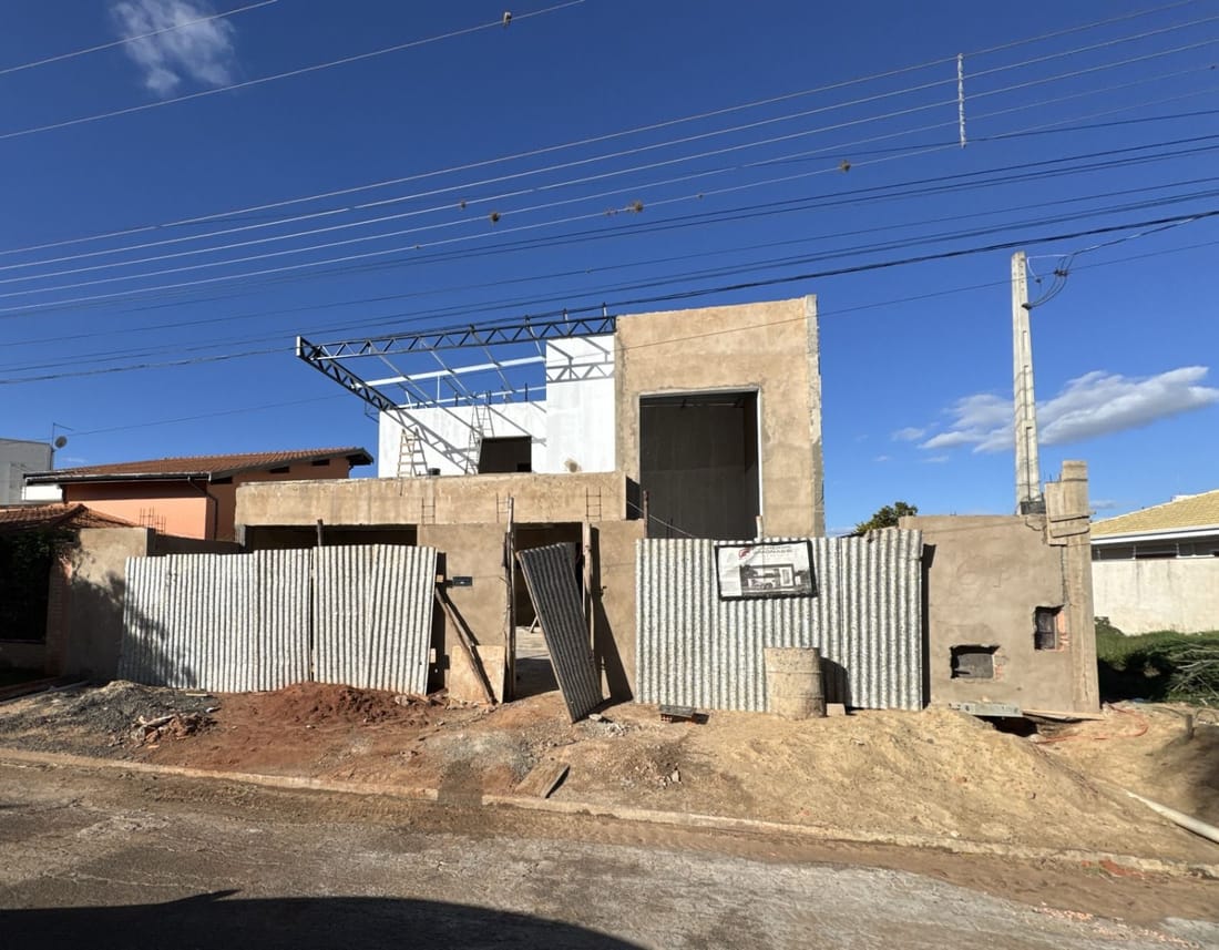 Residência em construção com estrutura metálica